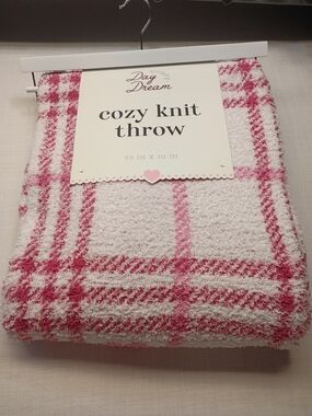 Cozy Knit Throw - Pink Plaid